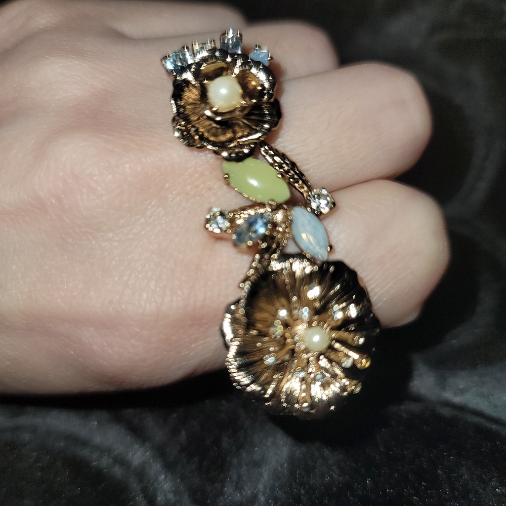 Elegant Gold Floral Ring with Gem Accents